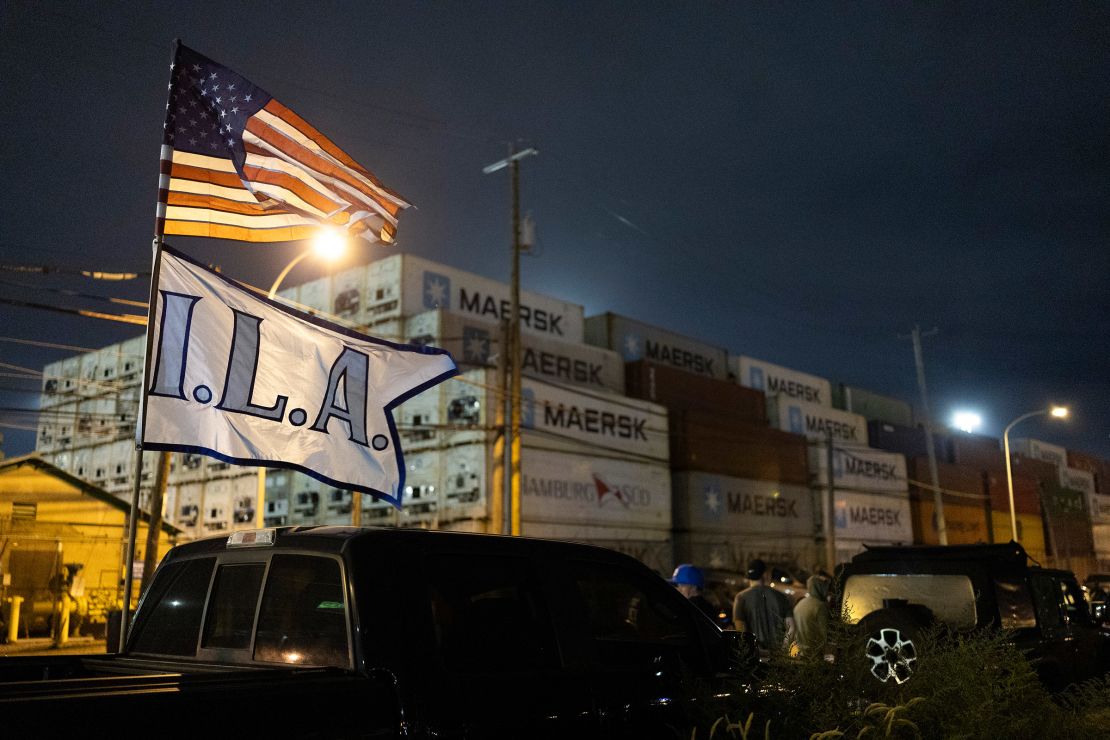 Die ILA-Flagge und eine amerikanische Flagge wehen am 30. September gemeinsam vor dem Packer Avenue Marine Terminal Port in Philadelphia, Pennsylvania.