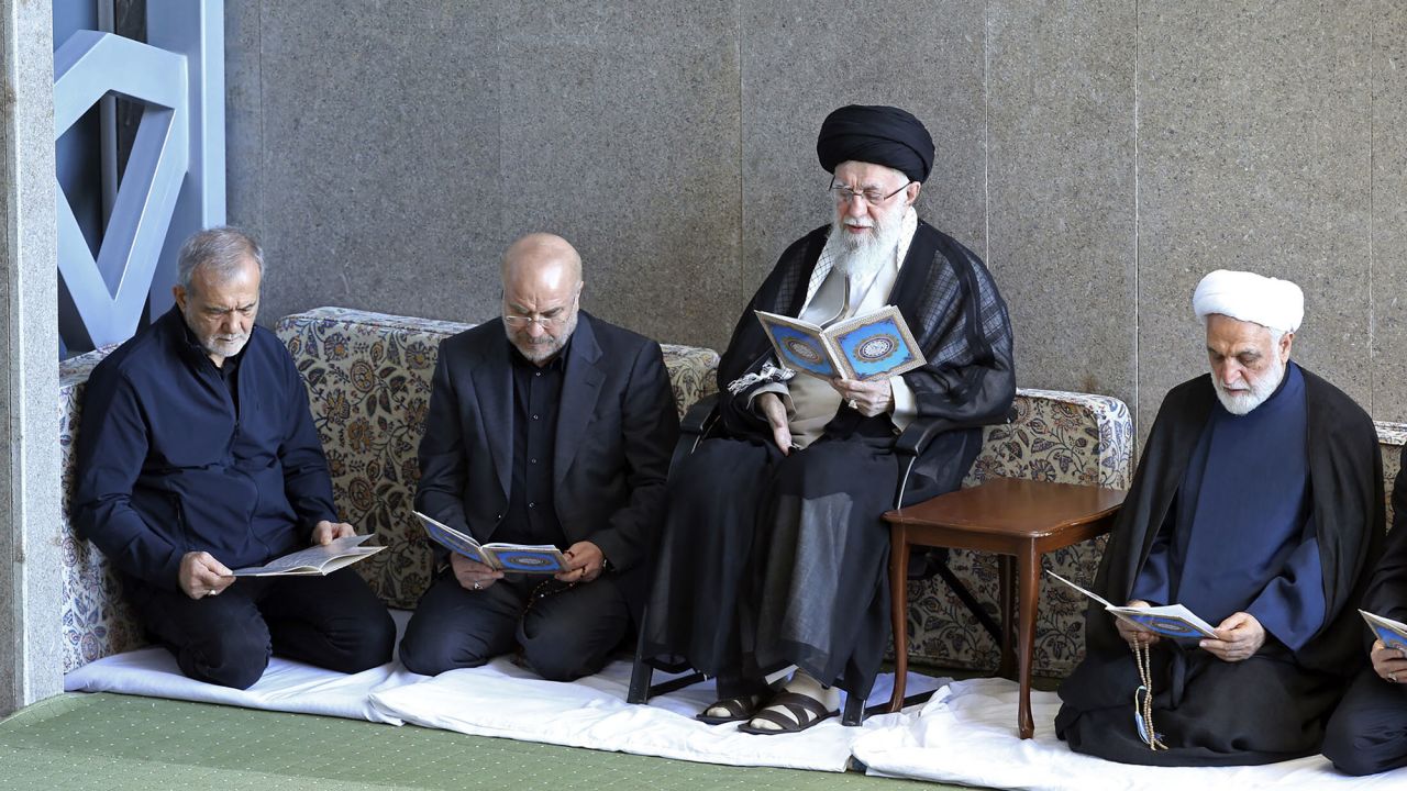 İran'ın dini lideri Ayetullah Ali Hamaney (sağdan ikinci), Yargı Erki Başkanı Gulam Hüseyin Muhsini Ejehei (sağda), Meclis Başkanı Muhammed Bakır Kalibaf (soldan ikinci) ve Cumhurbaşkanı Mesud Pezeşkian, Cuma günü Tahran'da öldürülen Hizbullah lideri Hasan Nasrallah'ı anma töreninde Kur'an okuyor.