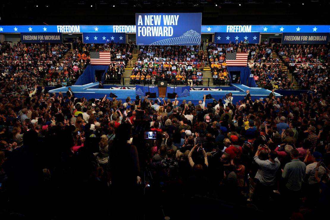 Orang-orang menyaksikan Harris berbicara di Michigan pada hari Jumat.