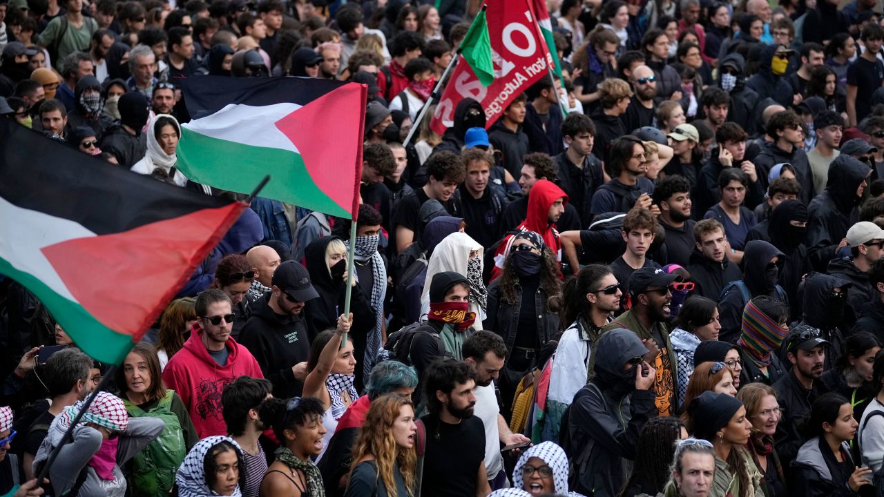Cumartesi günü Roma'da Filistin yanlısı bir protesto gösterisine katılanlar var.