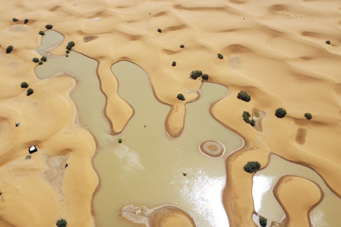 Una vista de los lagos causados ​​por las fuertes lluvias entre las dunas de arena en la ciudad desértica de Merzouga, cerca de Rachidia, sureste de Marruecos, el 2 de octubre de 2024. (AP)