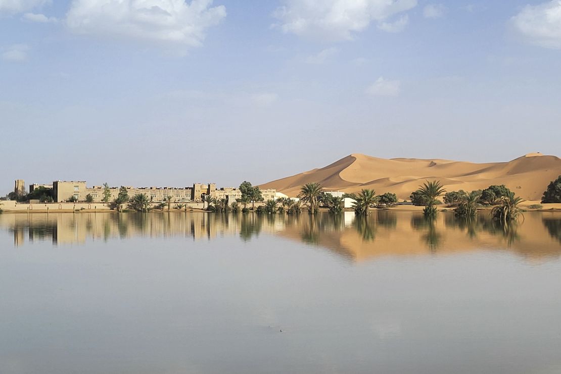 Gebäude entlang eines mit starkem Regen gefüllten Sees in der Wüstenstadt Merzouga am 2. Oktober 2024.