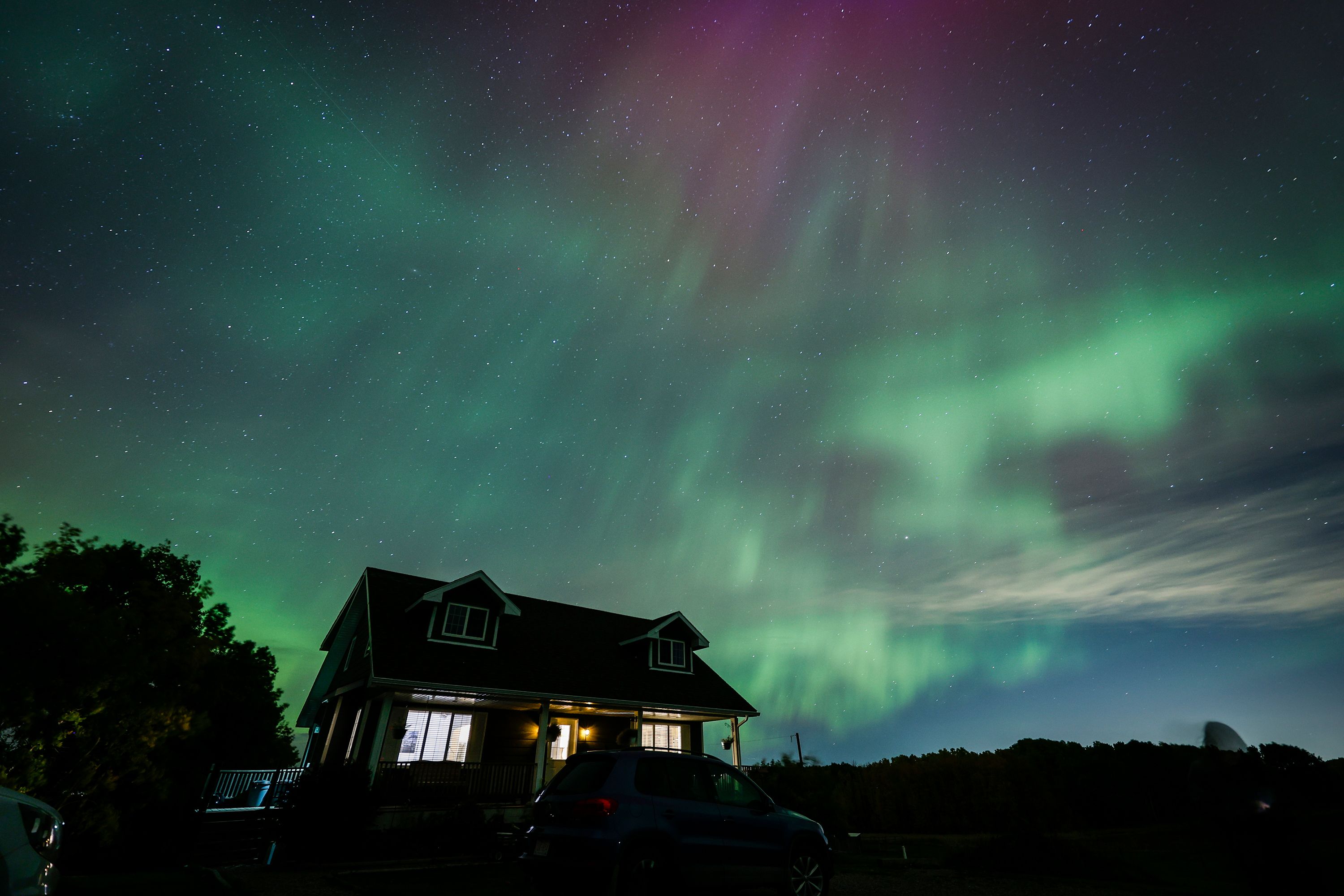 Una aurora boreal se observa sobre una casa cerca de Cremona, Canadá, el lunes. (Jeff McIntosh/Prensa Canadiense/AP)