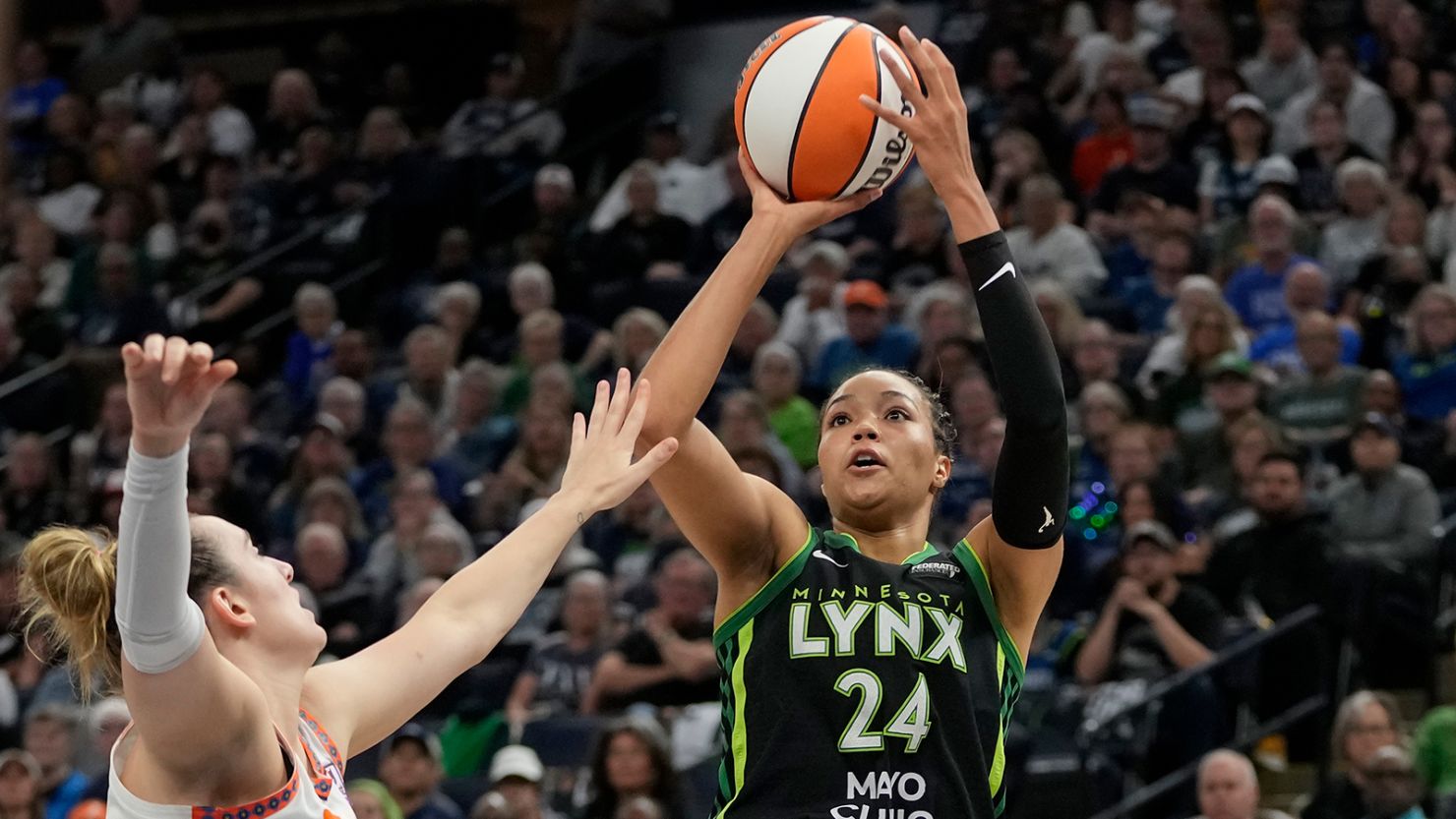 Ngôi sao Napheesa Collier của Minnesota Lynx dẫn đầu danh sách ghi điểm với 27 điểm trong chiến thắng bán kết WNBA của đội cô.