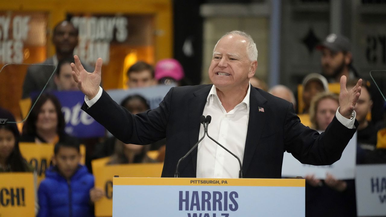 El gobernador de Minnesota, Tim Walz, habla en un evento de campaña en el estadio Acrisure, el martes 15 de octubre, en Pittsburgh.