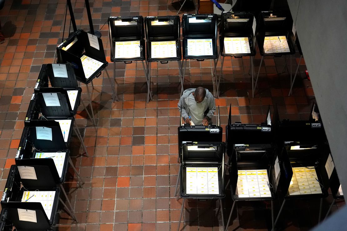 Uma pessoa vota no primeiro dia de votação antecipada nas eleições gerais em 21 de outubro de 2024, em Miami.