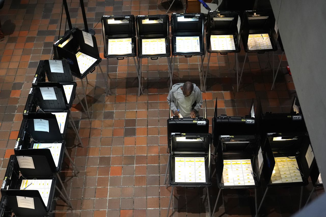 Una persona vota en el primer día de votación anticipada en las elecciones generales en Miami el 21 de octubre. Por (Lynne Sladky/AP)