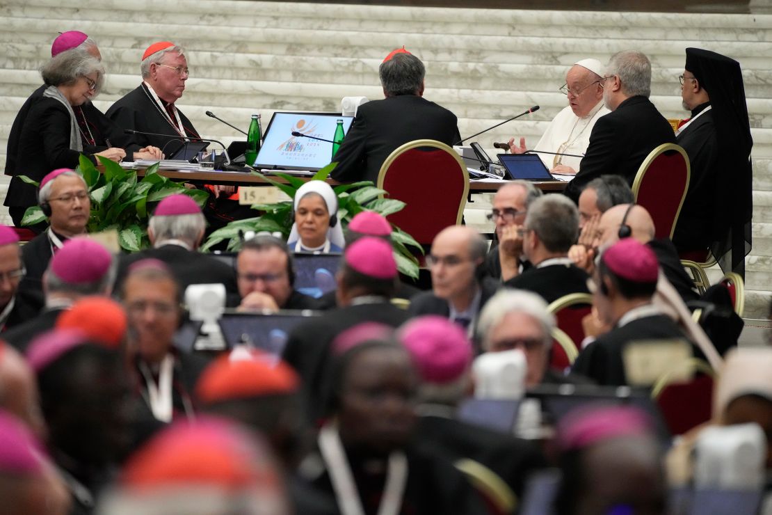 El Papa Francisco asiste a la segunda sesión de la 16ª Asamblea General del Sínodo en el Vaticano el sábado. (Gregorio Borgia/AP)