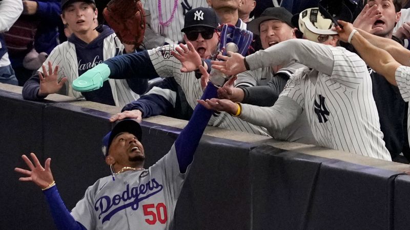 Los Yankees prohíben a un fanático que arrancó la pelota del guante de Mookie Betts y le dan boletos para la Serie Mundial a un paciente pediátrico con cáncer