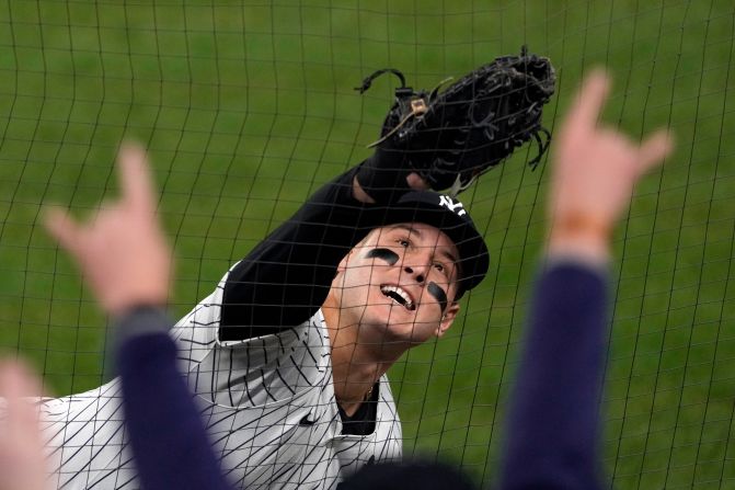 Rizzo catches a foul ball during the fourth inning Tuesday.