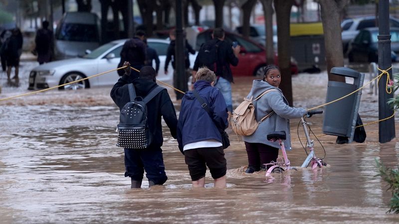 Overstromingen in Spanje: minstens 95 doden en tientallen vermisten