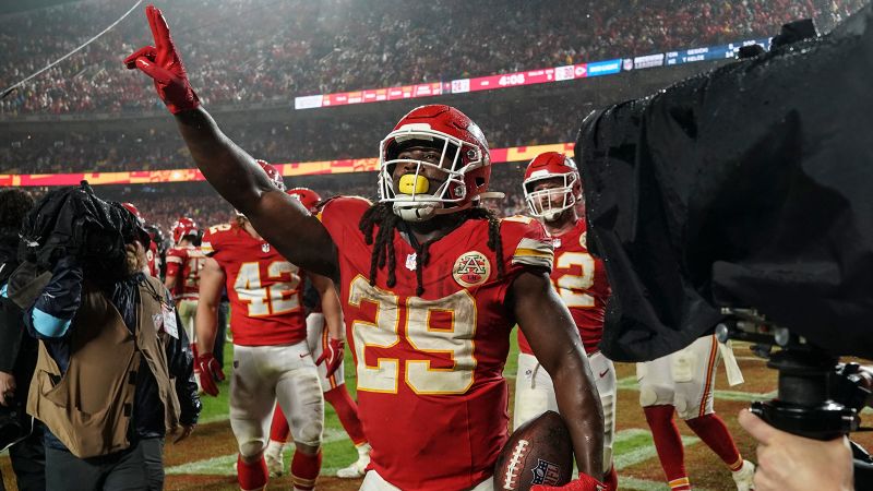 Chiefs Overcome Rainy Weather, Patrick Mahomes Injury Scare to Improve to Perfect 8-0