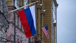 La embajada de Estados Unidos con una bandera nacional estadounidense se ve detrás de un edificio con una bandera nacional rusa en Moscú el 5 de noviembre de 2024.