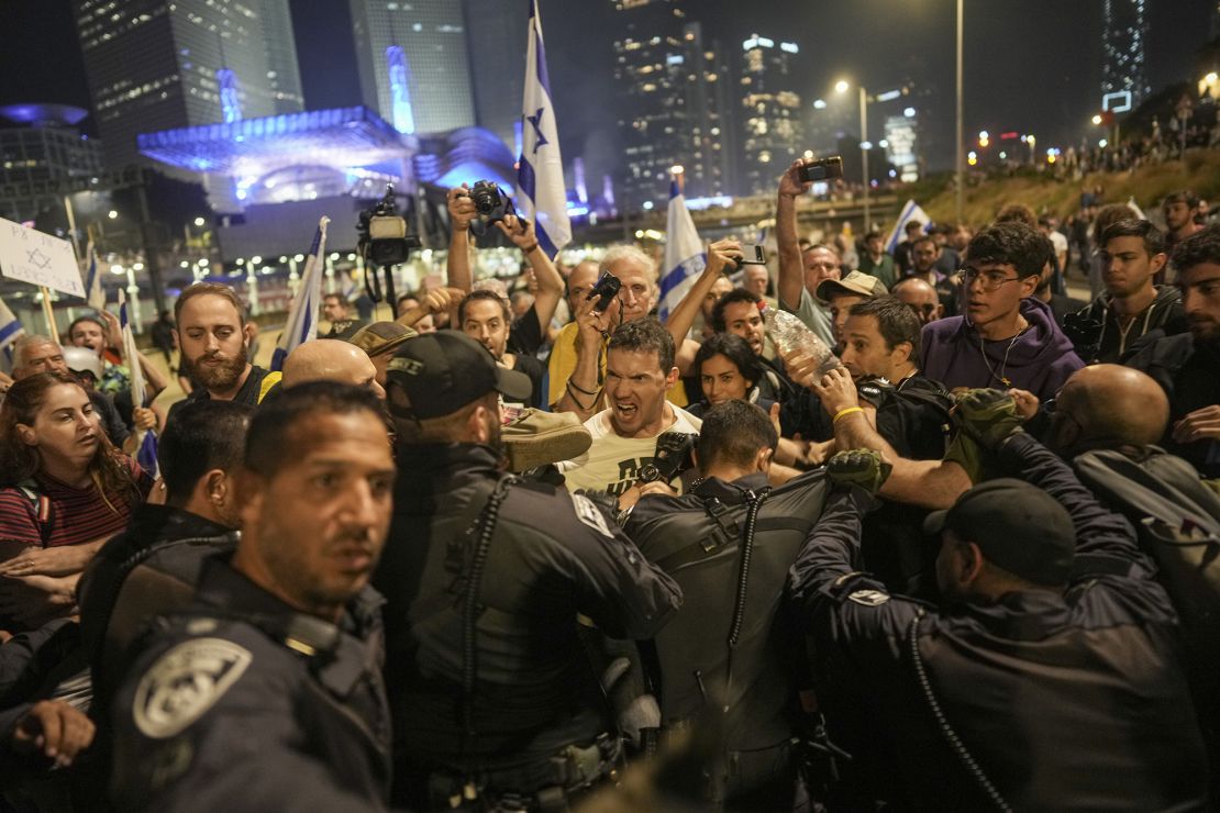 Israeli police confront protesters in Tel Aviv after Netanyahu dismissed defense minister Gallant on November 5.