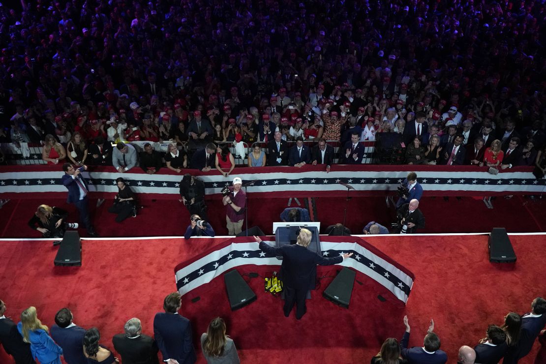 El expresidente Donald Trump habla en una fiesta de observación de la noche de las elecciones el miércoles 6 de noviembre de 2024, en West Palm Beach, Florida. (Jeff Roberson/AP)