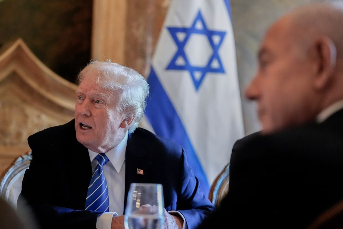 Trump rencontre le Premier ministre israélien Benjamin Netanyahu dans son domaine de Mar-a-Lago le 26 juillet.