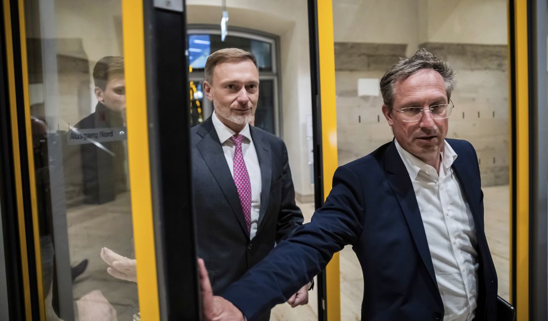 Finance Minister Christian Lindner left the Reichstag building after being dismissed.