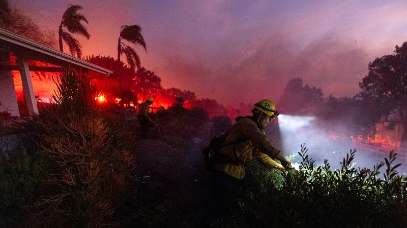 Live updates: Ventura County wildfire in Southern California fueled by powerful winds