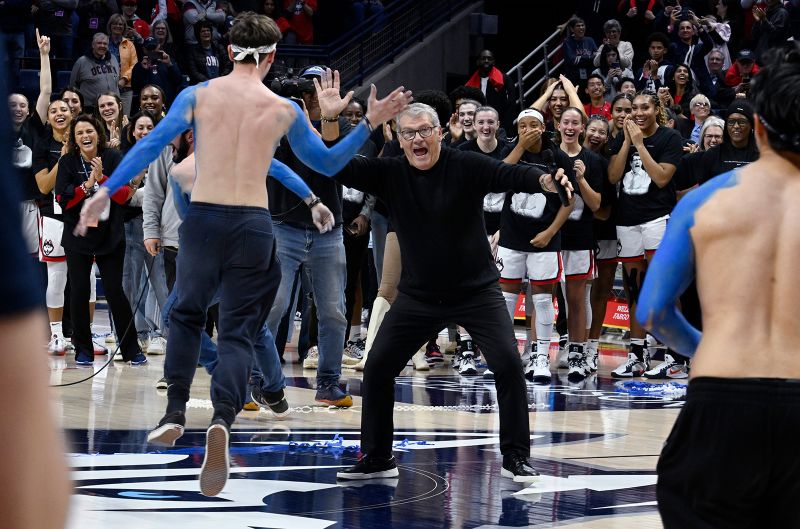 UConn’s Geno Auriemma Sets All-time College Basketball Wins Record | CNN