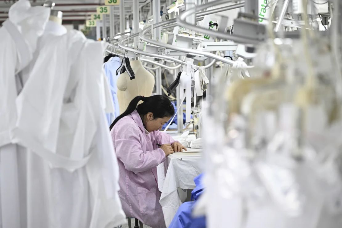 Una mujer trabaja en una fábrica de camisas en la ciudad de Suqian, en la provincia oriental china de Jiangsu, en noviembre de 2024.
