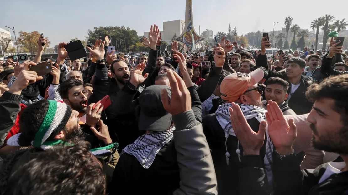 Sirios celebran en la plaza Omayyad en Aleppo, Siria, el lunes 9 de diciembre de 2024.