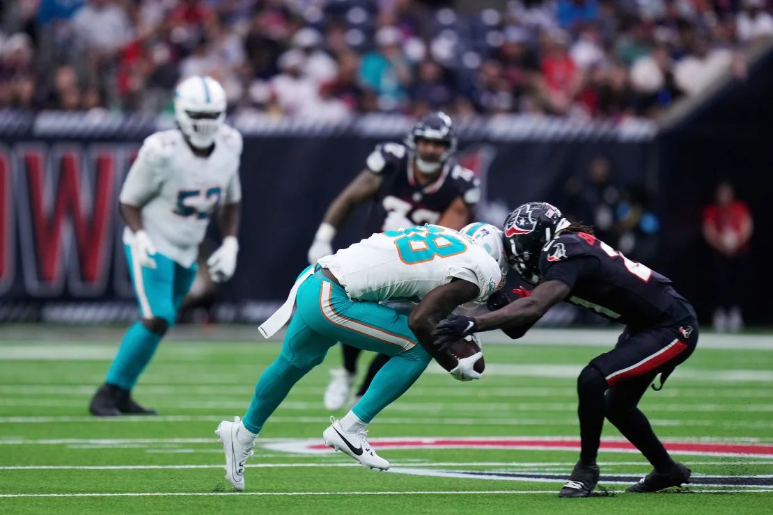 DuBose es derribado por Calen Bullock (a la derecha), safety de los Houston Texans, en una jugada en la que DuBose resultó lesionado.