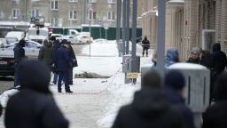 Los investigadores trabajan en el lugar donde el teniente general Igor Kirillov, jefe de las fuerzas de protección radiológica, biológica y química de Rusia, fue asesinado por un artefacto explosivo en Moscú este martes.