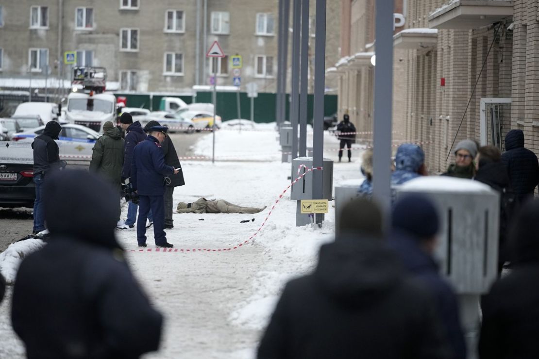 Los investigadores trabajan en el lugar donde el teniente general Igor Kirillov, jefe de las fuerzas de protección radiológica, biológica y química de Rusia, murió por la explosión de un artefacto en Moscú este martes.