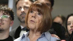 Gisèle Pelicot declara a la salida de la corte el 19 de diciembre de 2024.