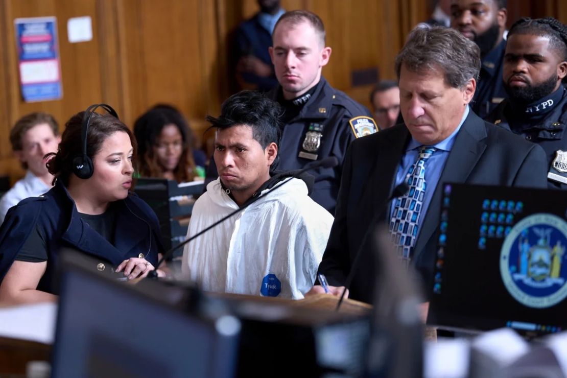 Sebastián Zapeta-Calil, de blanco, comparece en una audiencia de acusación formal en Nueva York el martes 24 de diciembre.