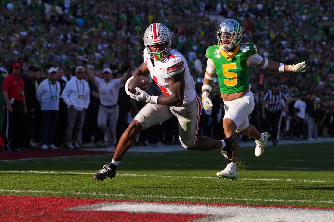 Ohio State wide receiver Jeremiah Smith scores a touchdown against Oregon.