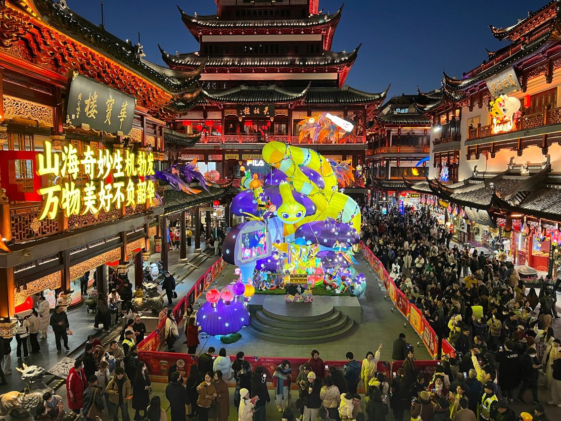 Snake-shaped installations dazzle visitors at Shanghai's 2025 Yuyuan Garden Lantern Festival.