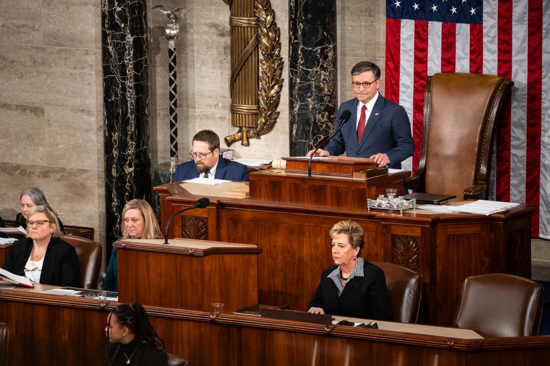 O presidente da Câmara, Mike Johnson, faz comentários após ser reeleito para o cargo de porta-voz na Câmara da Câmara, no Capitólio, em 3 de janeiro.