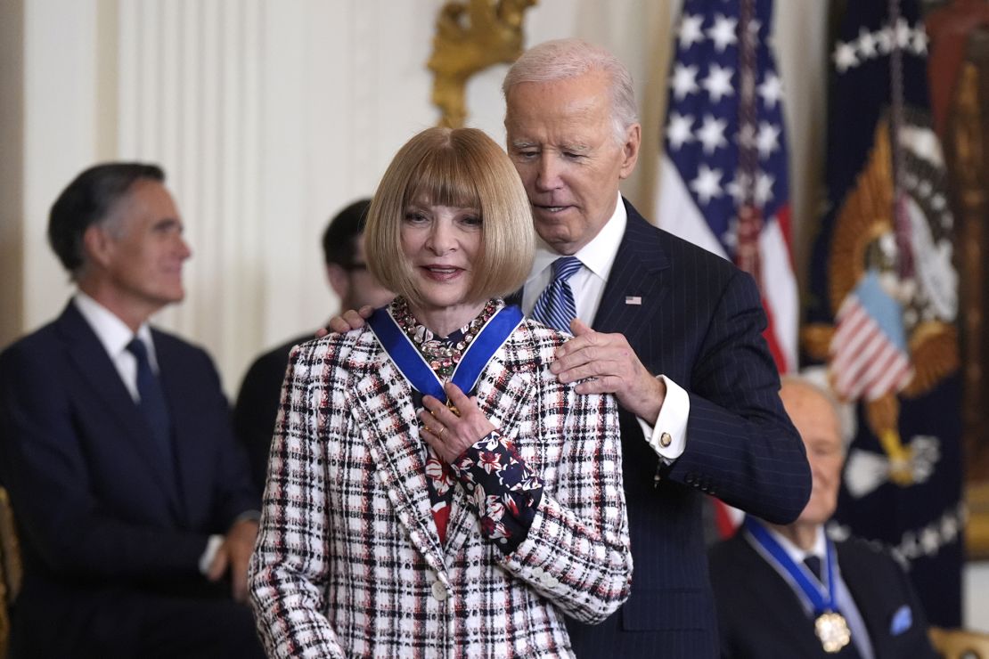 President Joe Biden presenteerde Wintour in januari 2025 de presidentiële vrijheidsmedaille.