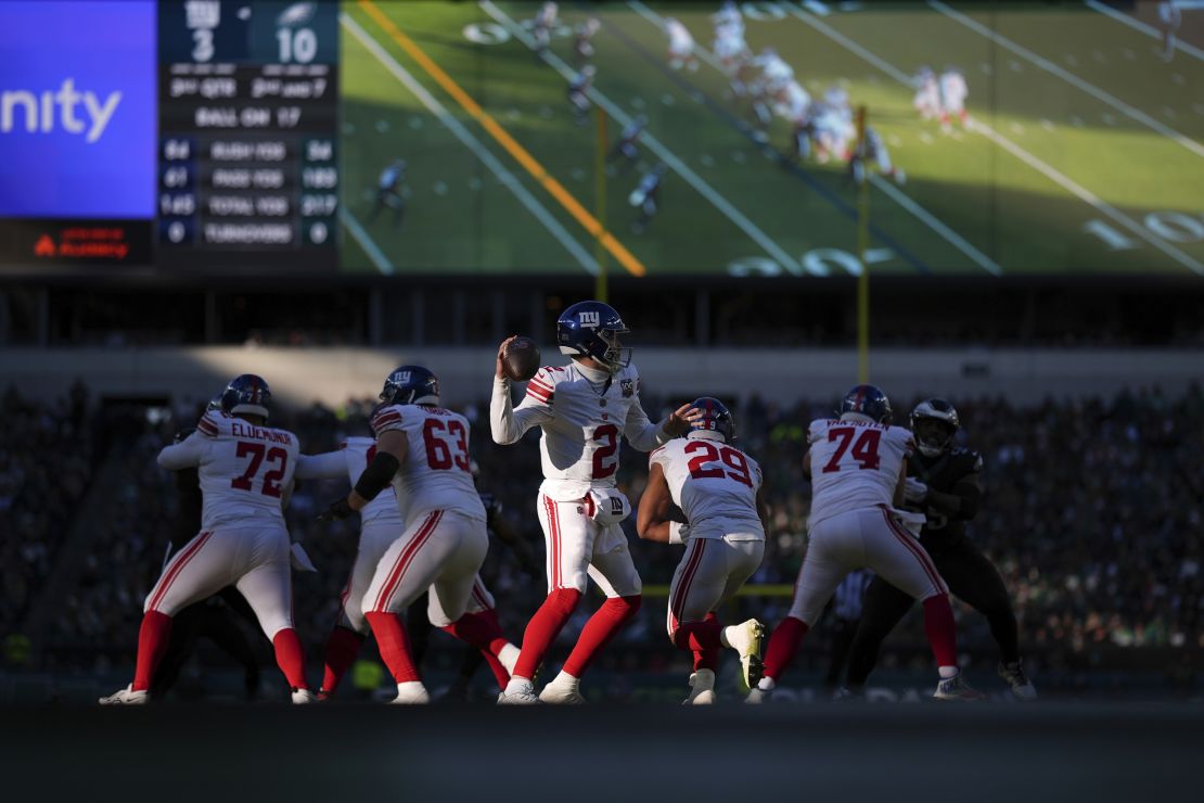 El mariscal de campo de los New York Giants, Drew Lock (2) está a punto de pasar en la segunda mitad del partido contra los Philadelphia Eagles el 5 de enero de 2025.