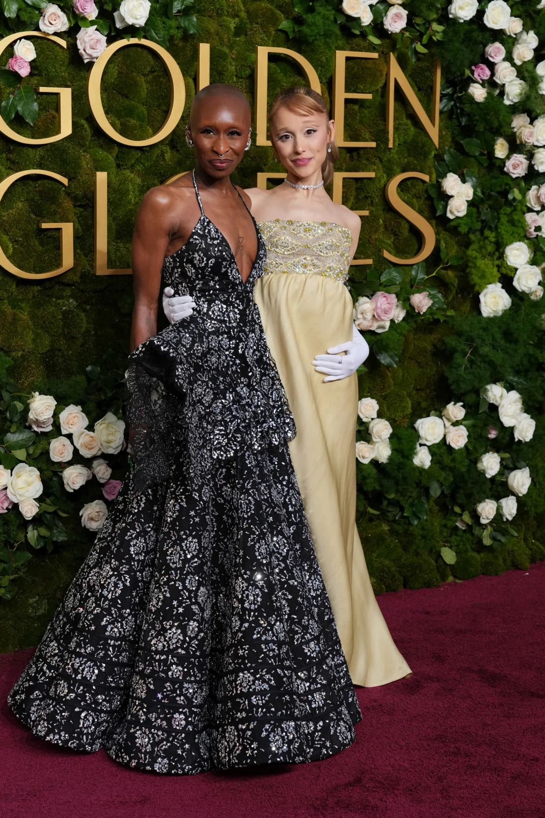 Cynthia Erivo, a la izquierda, con un Louis Vuitton y Ariana Grande con un Givenchy vintage.