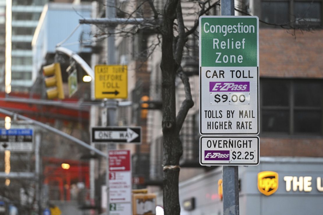 Congestion Relief Zone-bewegwijzering op Second Avenue, aangezien congestieprijzen op 5 januari 2025 in New York City van kracht worden.