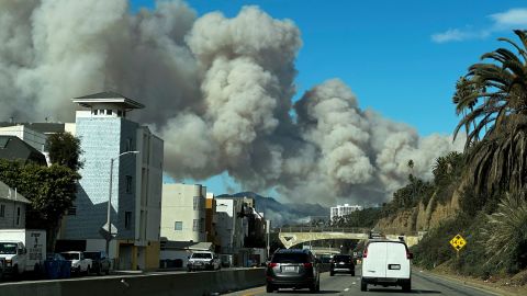 Heavy smoke from a brush fire in the Pacific Palisades rises over the Pacific Coast Highway in Santa Monica, Calif., on Tuesday, Jan. 7, 2025. (AP Photo/Eugene Garcia)