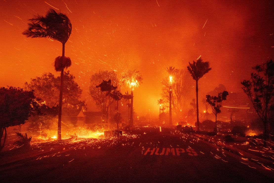 El incendio de Palisades arrasa un barrio en medio de fuertes vientos en el barrio de Pacific Palisades de Los Ángeles el 7 de enero.