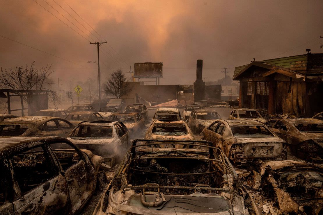 Vehículos dañados por el fuego son calcinados en un concesionario en Altadena, California, el 8 de enero.