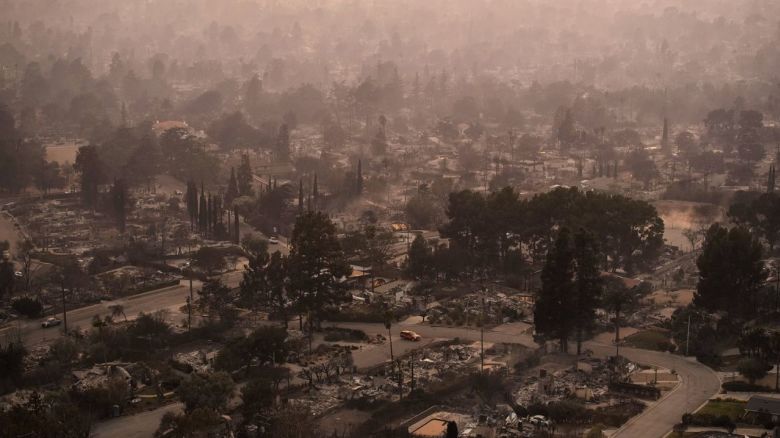 El humo permanece sobre un barrio devastado por el incendio Eaton, el jueves 9 de enero de 2025, en Altadena, California.