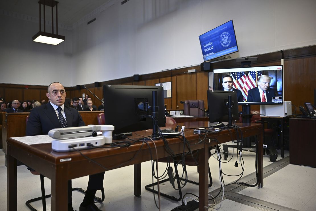 O advogado Emil Bove considera que o advogado Todd Blanche e o presidente eleito Donald Trump, visto em uma tela de televisão, aparecem praticamente por sentença pela convicção de dinheiro de Trump em um tribunal de Manhattan.