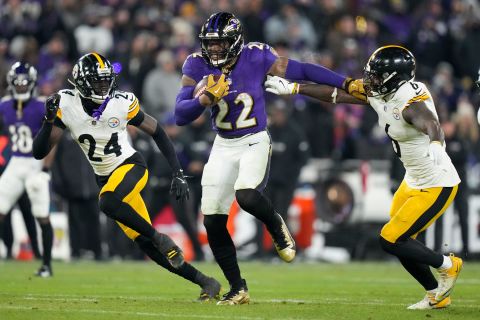 Derrick Henry⁢ in action against the Steelers