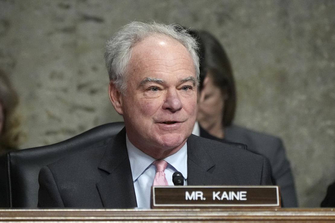 O senador Tim Kaine fala na audiência de confirmação de Pete Hegseth, candidato ao Secretário de Defesa do Presidente Eleito Donald Trump, em Washington, DC, na terça-feira.