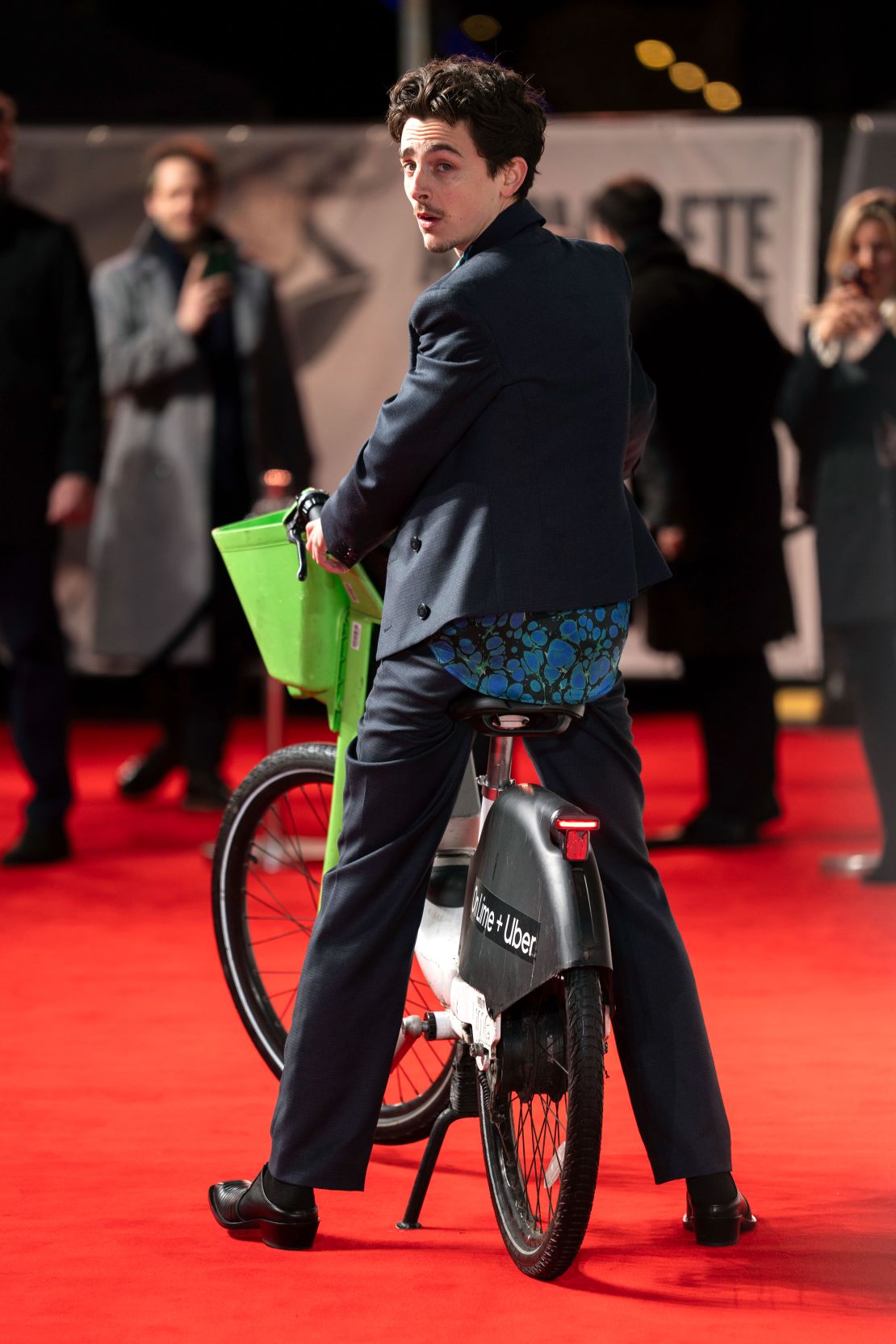 Chalamet verraste de toeschouwers door op een Lime Bike naar de première te komen.