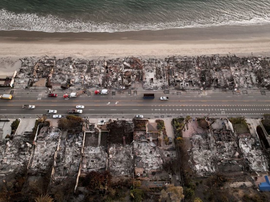 Vista aérea muestra la devastación causada por el incendio Palisades en las casas frente a la playa el 15 de enero en Malibu, California.