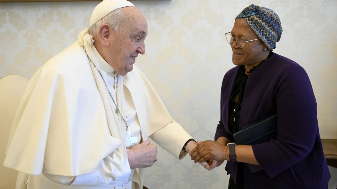 El Papa Francisco lleva un cabestrillo en su brazo derecho durante su encuentro con Nosipho Nausca-Jean Jezile, presidente del Comité de Seguridad Alimentaria Mundial de la FAO de las Naciones Unidas, en el Vaticano.