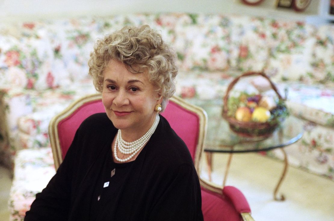 La galardonada actriz británica Joan Plowright, que junto a su difunto marido Laurence Olivier hizo mucho por revitalizar la escena teatral del Reino Unido en las décadas posteriores a la Segunda Guerra Mundial, falleció el 16 de enero, según un comunicado de su familia. Tenía 95 años. Fue nominada al Óscar por la película "Enchanted April".