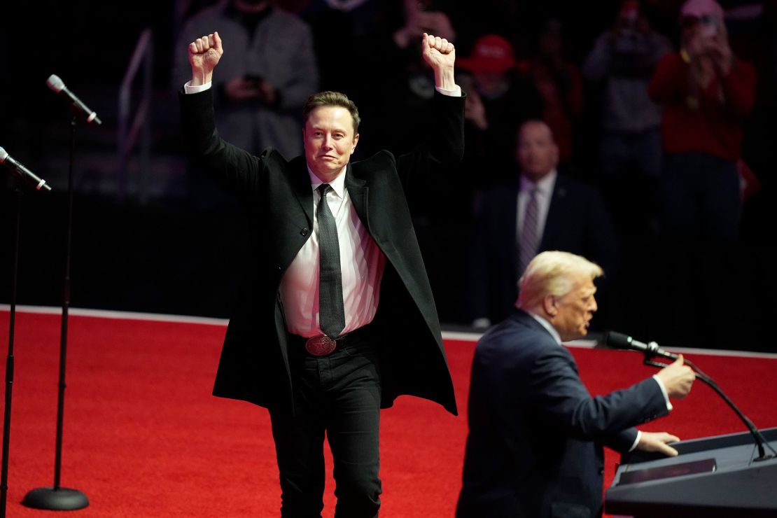 Elon Musk se junta a Donald Trump no palco em um comício no dia anterior à inauguração de Trump em Washington, DC.