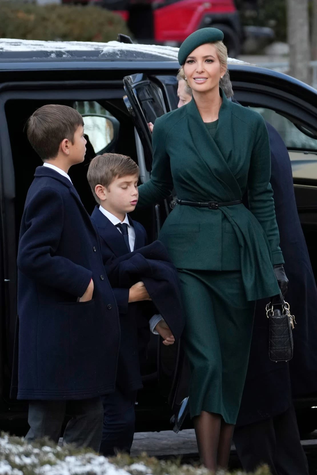 La primera dama Melania Trump no fue la única asistente que lució un sombrero llamativo. Ivanka Trump optó por una boina verde bosque.